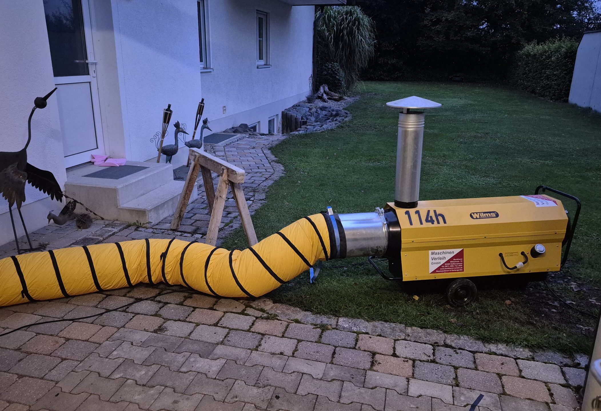 Das Ölheizgerät steht im Garten aufgebaut