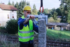 Stelenversetzzange beim Greifen einer Stele